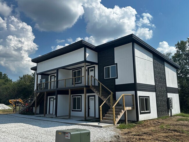 Building Photo - 411 Hillcrest Dr