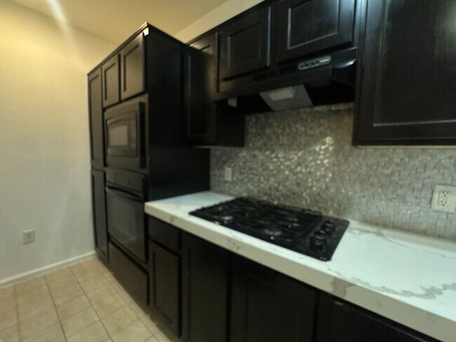 Building Photo - 1 bed, 1 bath condo in guard gated community!