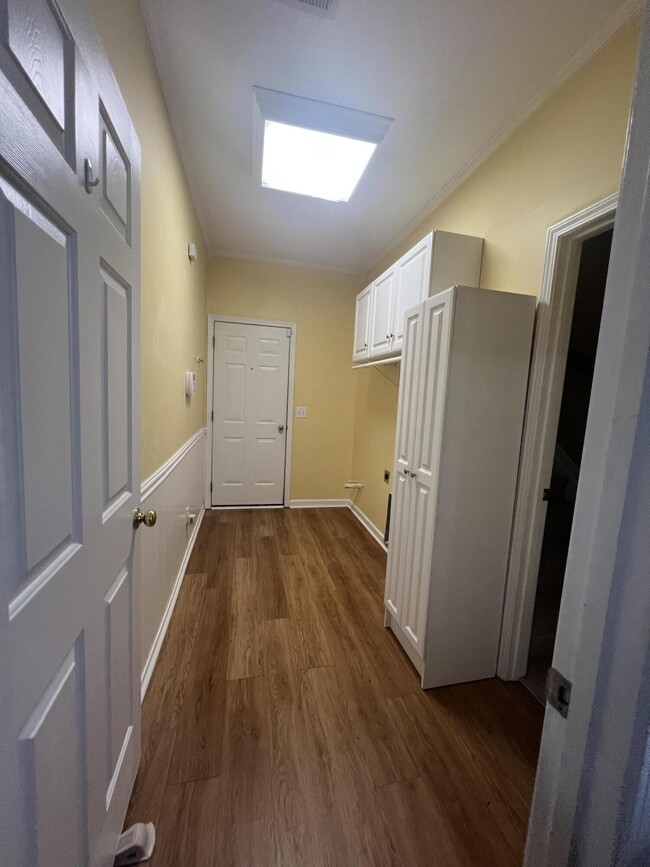 Building Photo - 565 Batty Way
