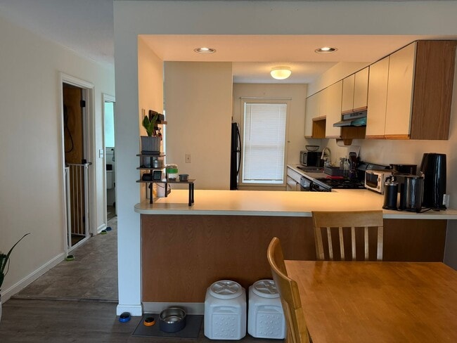 Building Photo - 2 bedroom, Lakeview condo