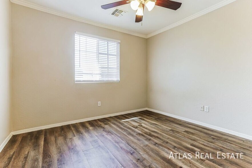 Building Photo - 912 E Mayfield Cir