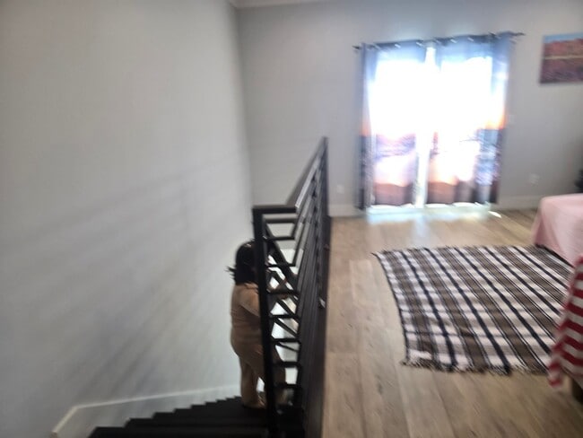 Building Photo - Fully Furnished 2 Bed, 2 Bath Townhome – 5...