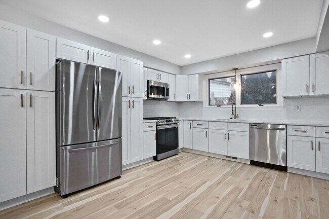 Building Photo - Beautifully Updated 4 Bed / 2.5 Bath Colon...