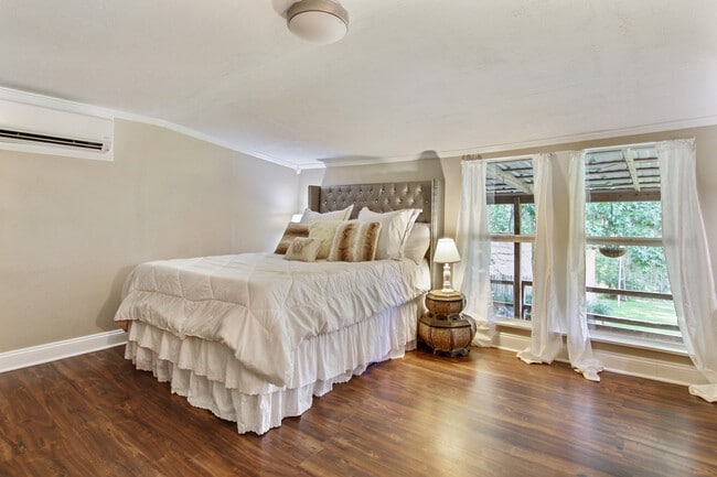 Building Photo - 10827 LA-28