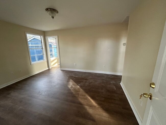 Building Photo - 3 Bedroom and 1 bath Central air and heat