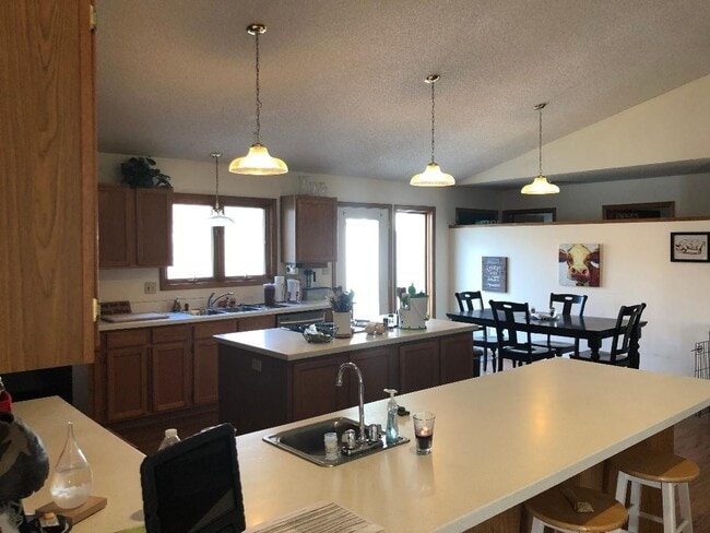 Building Photo - 3 Bedroom 2 bath