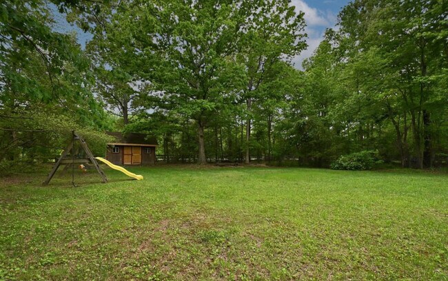 Building Photo - 16501 Accolawn Rd