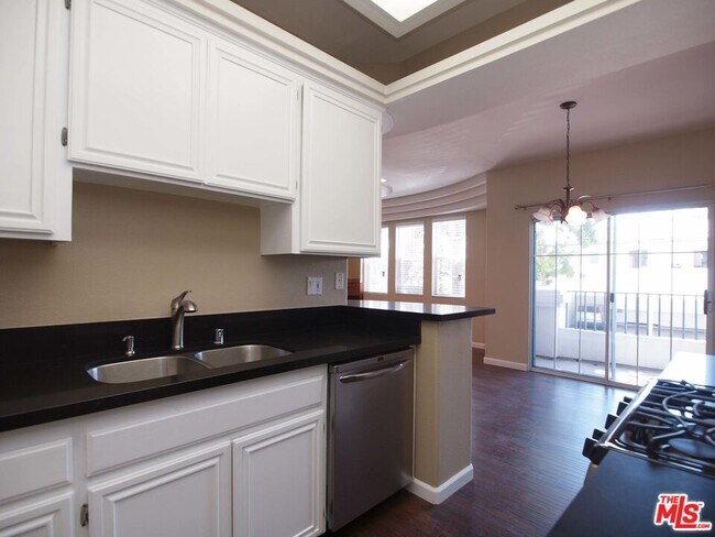 Building Photo - 14061 Milbank St