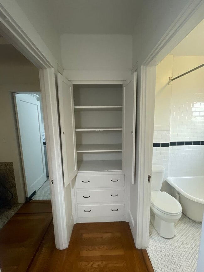 Building Photo - Charming one-bed, one-bath apartment in Midtown