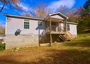 Building Photo - 132 Lola St