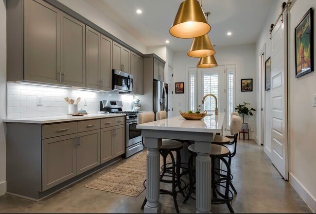 Building Photo - 700 James Ave