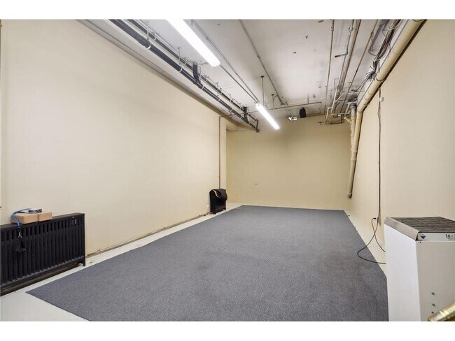 Building Photo - 1720 Mt Curve Ave