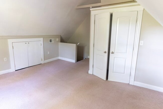 Building Photo - 198 School St