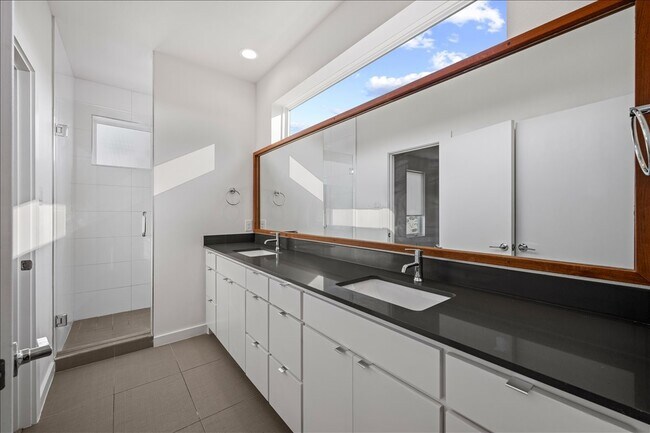 Building Photo - 1715 Bennett Ave