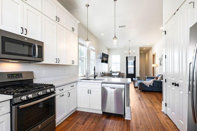 Building Photo - 1721 Terpsichore St