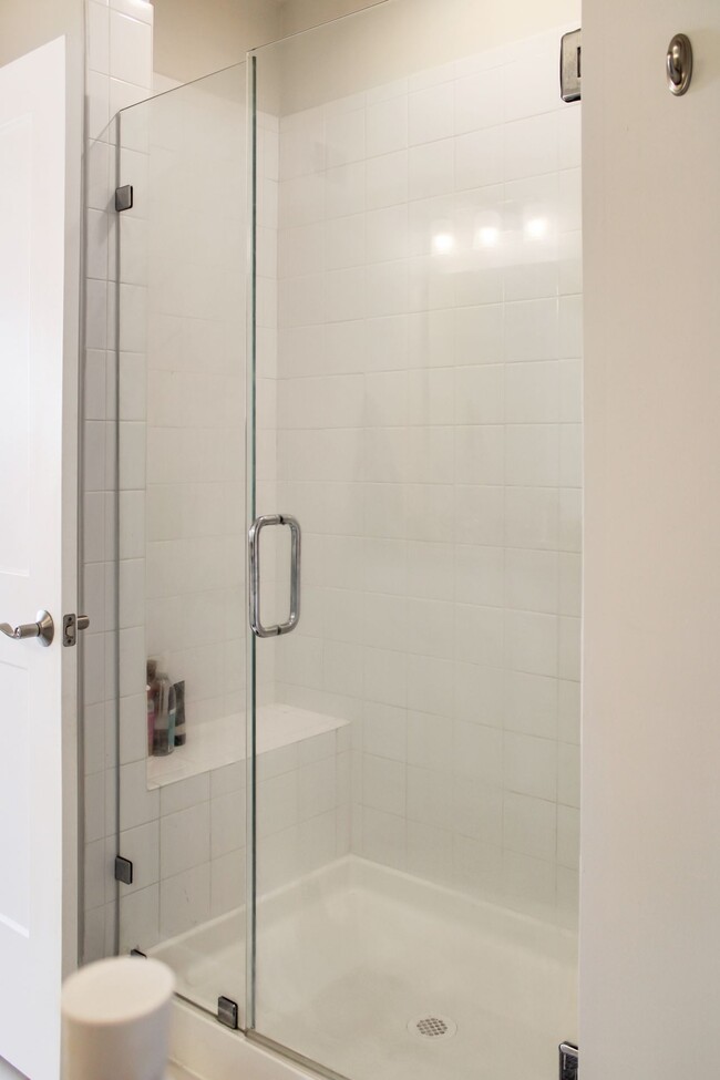 Building Photo - Primary bedroom with private bath