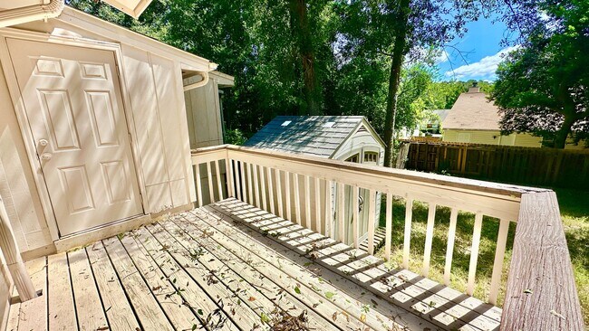 Building Photo - RENOVATED 2/2 w/ Updated Flooring, Paint, Appliances, & Fixtures! Open Floor Plan & Fenced Yard! ...