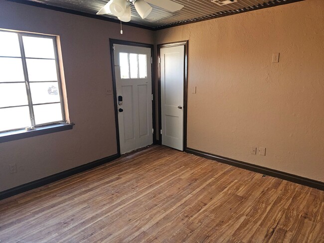 Building Photo - Cute 2 bed 1 bath in Midwest City Close to...