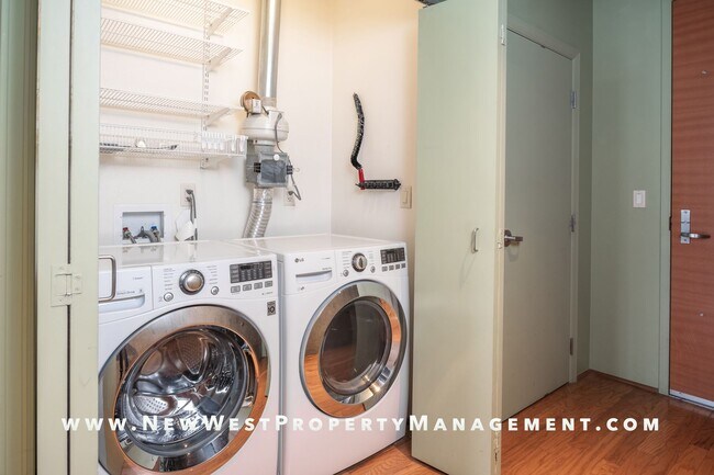 Building Photo - Modern East Village Loft at M2i, Small Pet OK! Available Now!