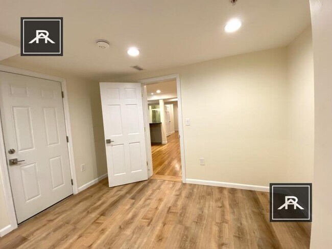 Building Photo - 3 bedroom in Brookline MA 02445