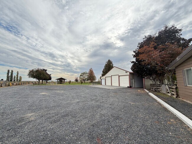 Building Photo - 13324 Rd 5 SE