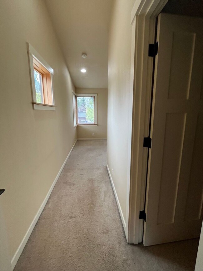 Building Photo - 3-Bedroom Condo in Cal Young