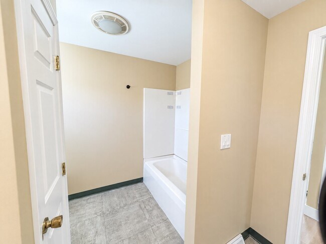 Building Photo - 456 Coggeshall St