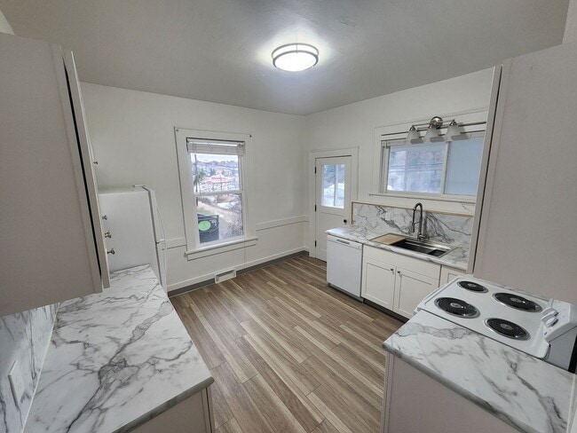 Building Photo - 350 SW State St