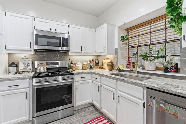 Building Photo - 10819 Crown Colony Dr