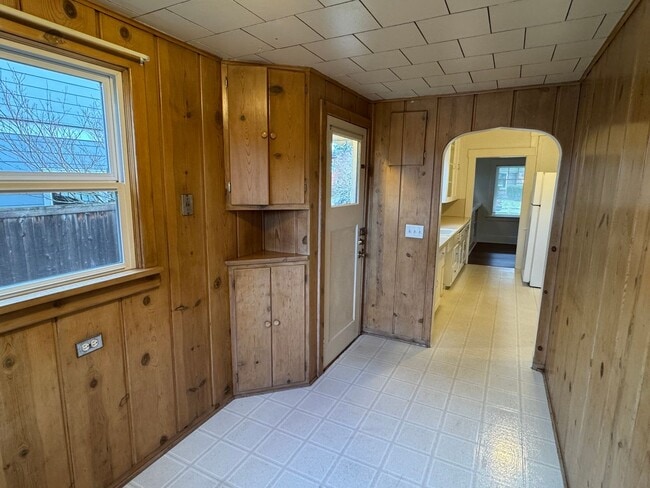 Building Photo - Charming 2 Bedroom 1 Bathroom Located in the Heart of the Beaumont-Wilshire Area!!