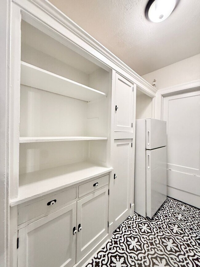 Building Photo - Unique Downstairs 1/1 w/ Hardwoods in Small 1920's Complex