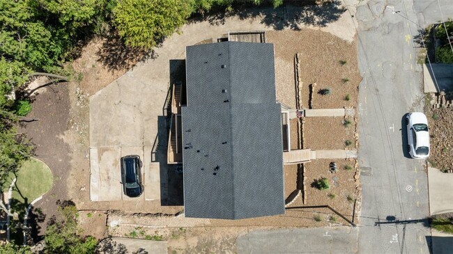 Building Photo - 828 W Caraway St