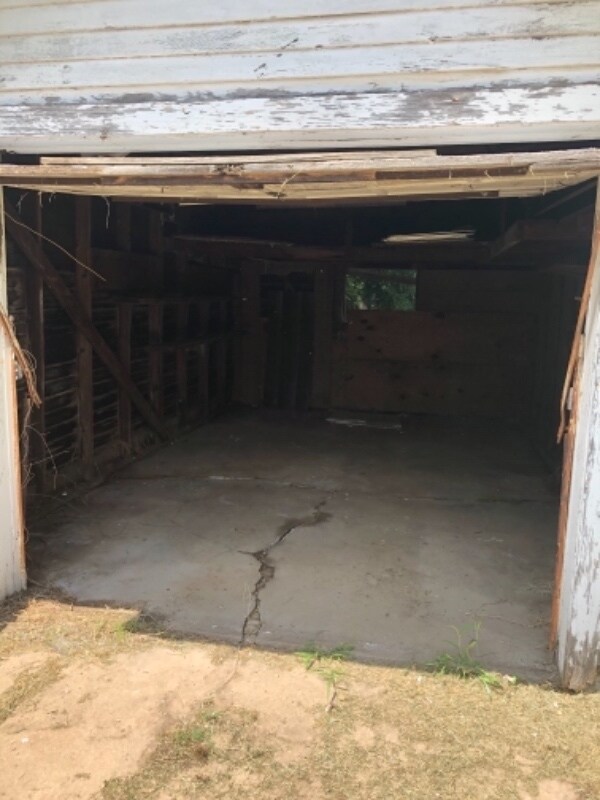 Building Photo - 1116 E Broadway St