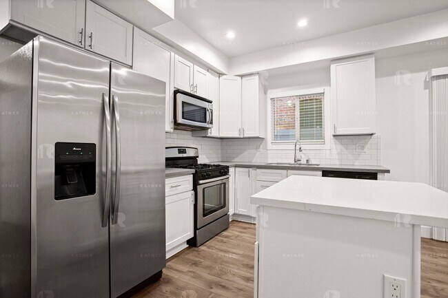 Building Photo - (Arely:B) 1209-1211 N. Beachwood Drive