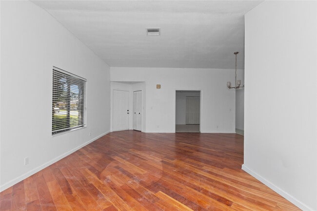 Building Photo - 5051 Pine Dr