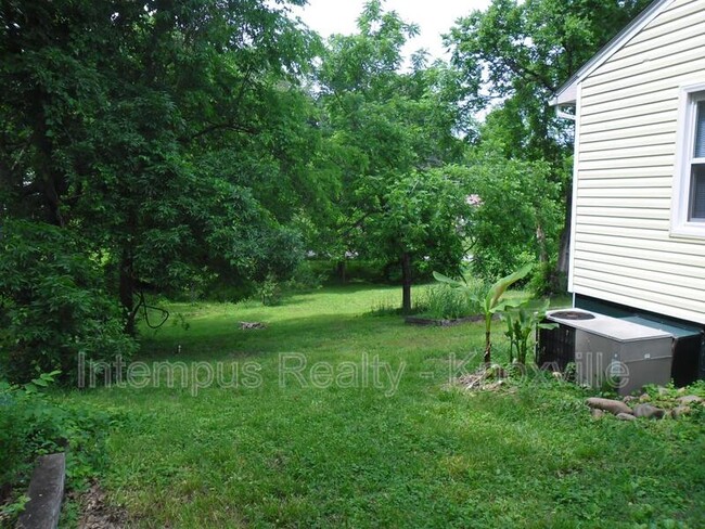 Building Photo - 805 Centeroak Dr