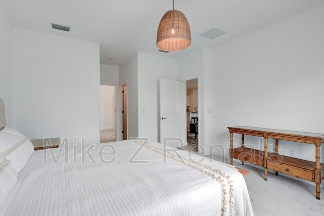Building Photo - 18315 Ridgeline Dr