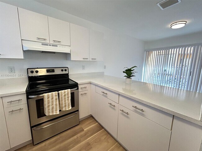 Building Photo - 6255 SW Kendale Lakes Cir