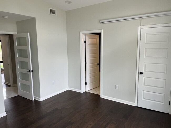 Building Photo - 606 E 23rd St