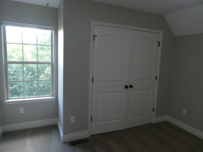 Building Photo - Two-story cottage with 3 bedrooms and 2-1/...