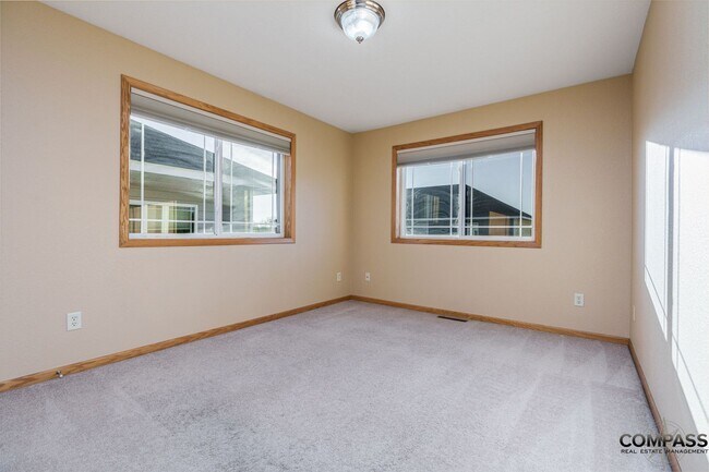 Building Photo - SPACIOUS UPDATED TOWNHOME WITH IN-UNIT LAU...