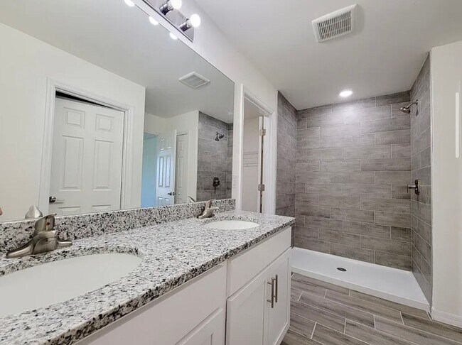 Building Photo - Modern & Spacious 4 Bed, 2 Bath Home COMIN...