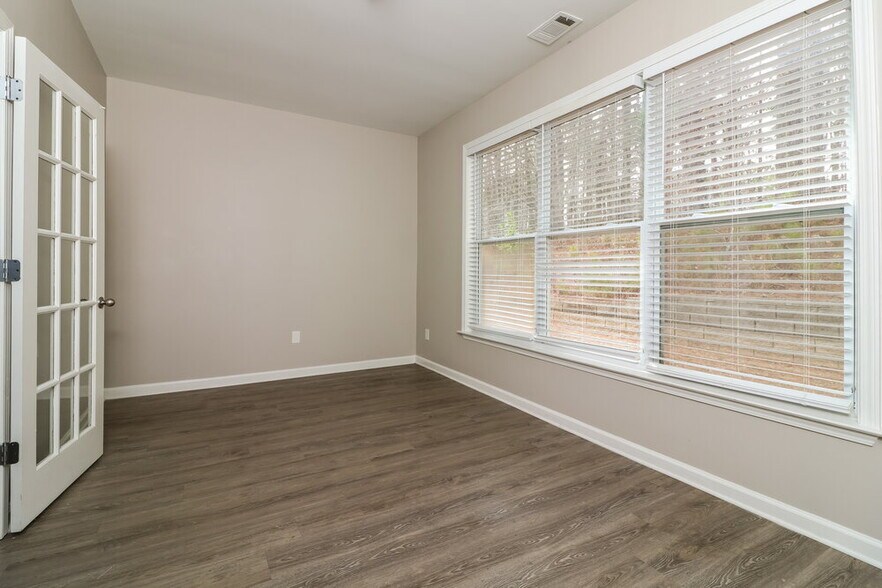 Building Photo - 2839 Stonewall Ln SW