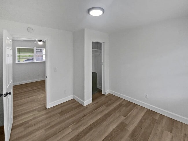 Building Photo - Small Cottage Home