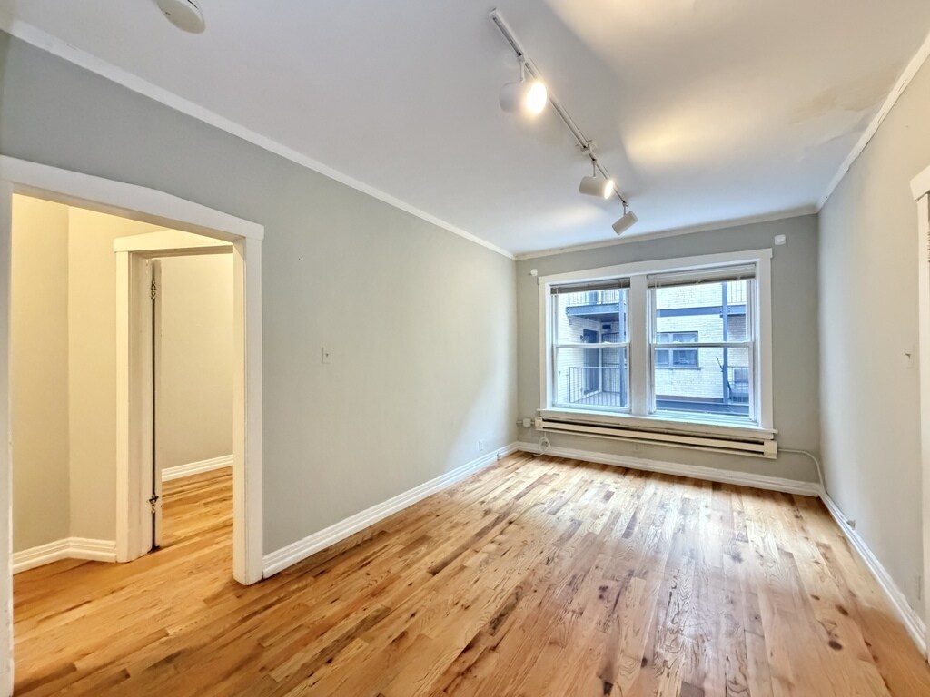 Building Photo - 457 W Melrose