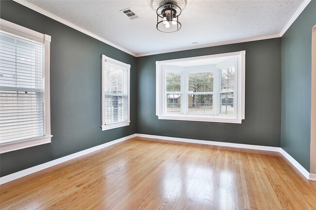 Building Photo - 423 W 32nd St