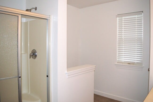 Building Photo - Large 2 Bed 2 Bath House With Lawncare Provided!