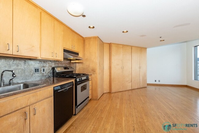 Building Photo - Mission District: Top Floor Loft w/ Roof Deck, Parking & W/D in unit