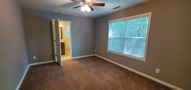 Building Photo - Preleasing for Fall 2026 - 4 Bedroom 4 Bat...