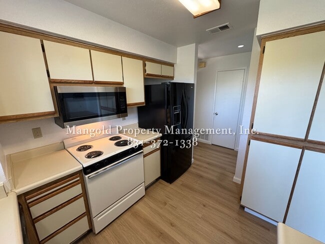 Building Photo - Spacious 2-Bed, 2-Bath Condo with Fireplac...